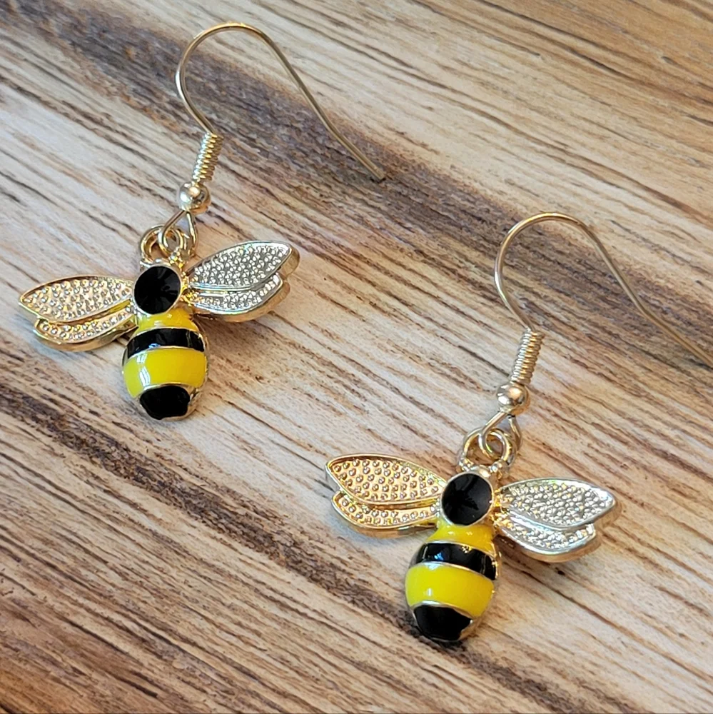 💥RESTOCKED💥Dainty Bumblebee Dangle Earrings - Picture 1 of 4